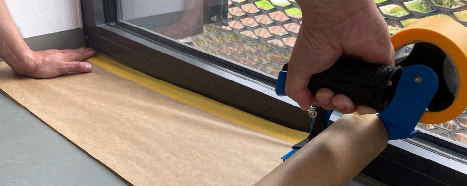 Close-up DS-500 maskeerpapierdispenser ergonomisch handvat en tape mechanisme